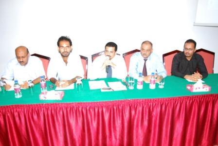 شائف يلقي كلمة في الورشة أمس